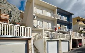 Lovely Apartment In Omis With Kitchen